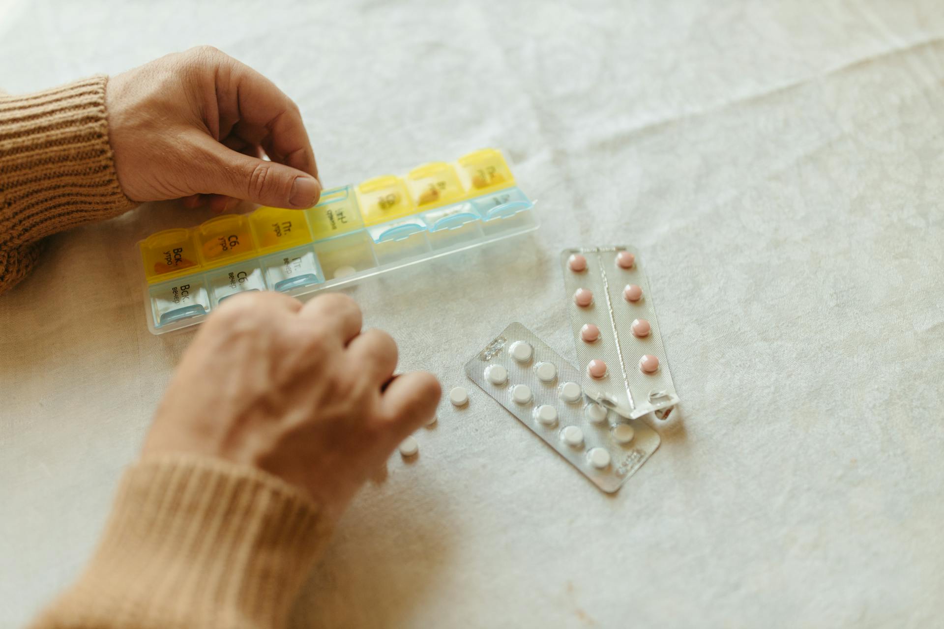 Persona mayor ordenando medicamentos